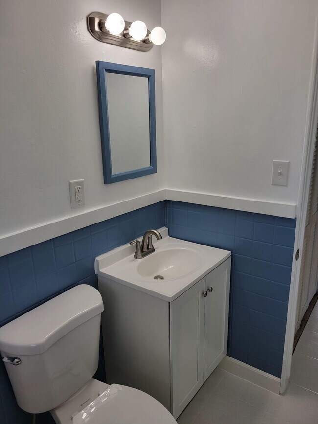 Building Photo - 812