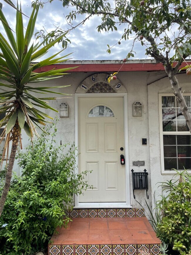 Building Photo - 1649 Sargent Pl