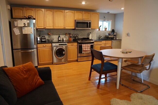 Building Photo - 25 Hunting St