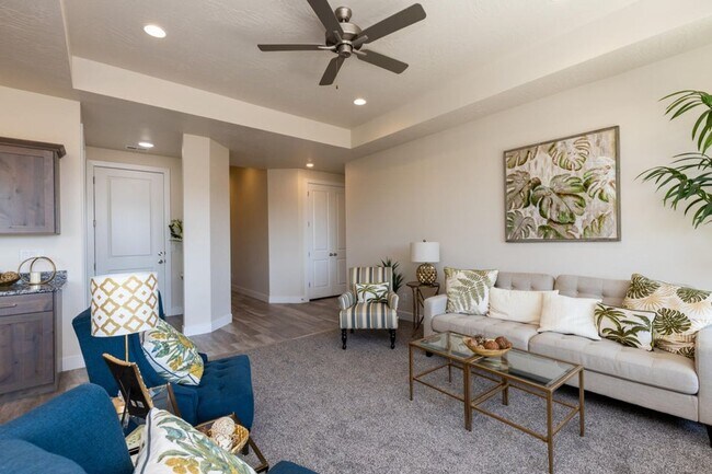 Building Photo - Painted Sands  3 Bedroom, 2 Bathroom Furni...