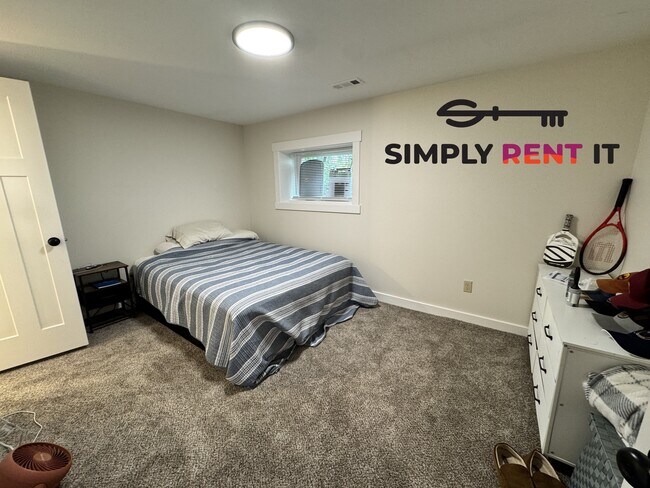 Foto del edificio - Renovated 2 Bedroom, 2 Bathroom on Campus! Available Jan. 1st!