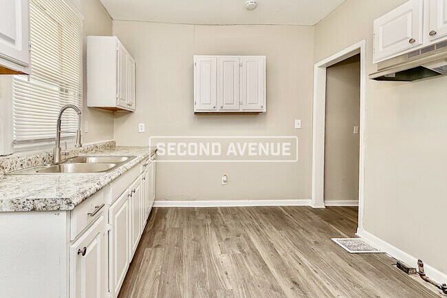 Building Photo - 812 Sutcliffe Ave