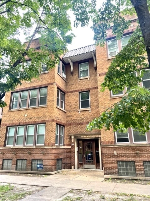 Building Photo - 2300 W Sunnyside Ave