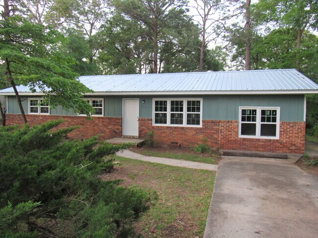 Building Photo - 828 Oak Ridge Dr