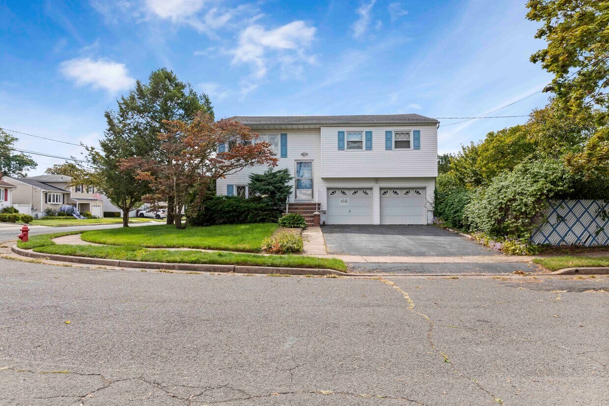 Front of the house - 2310 Desisto Dr