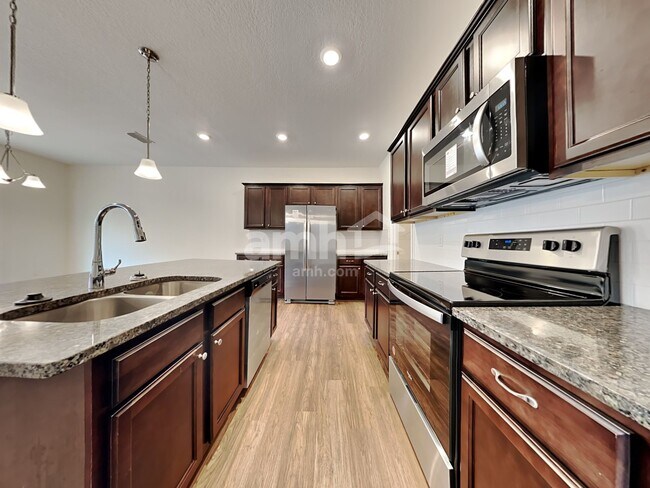 Foto del edificio - 8487 Highfield Avenue