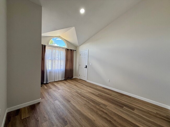 Building Photo - 411 Ruby Dr