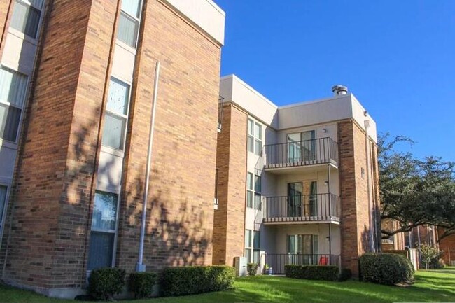 Foto del edificio - 5959 E NW Hwy