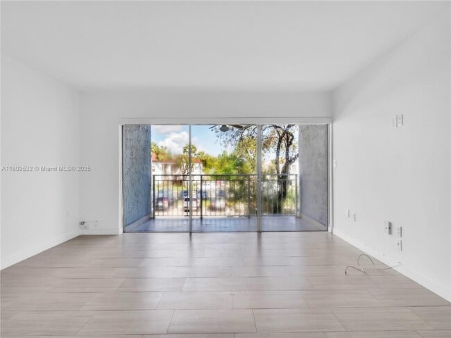 Building Photo - 9373 Fontainebleau Blvd