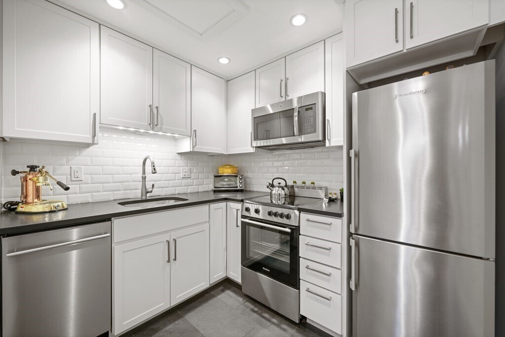 Building Photo - 407 Marlborough St