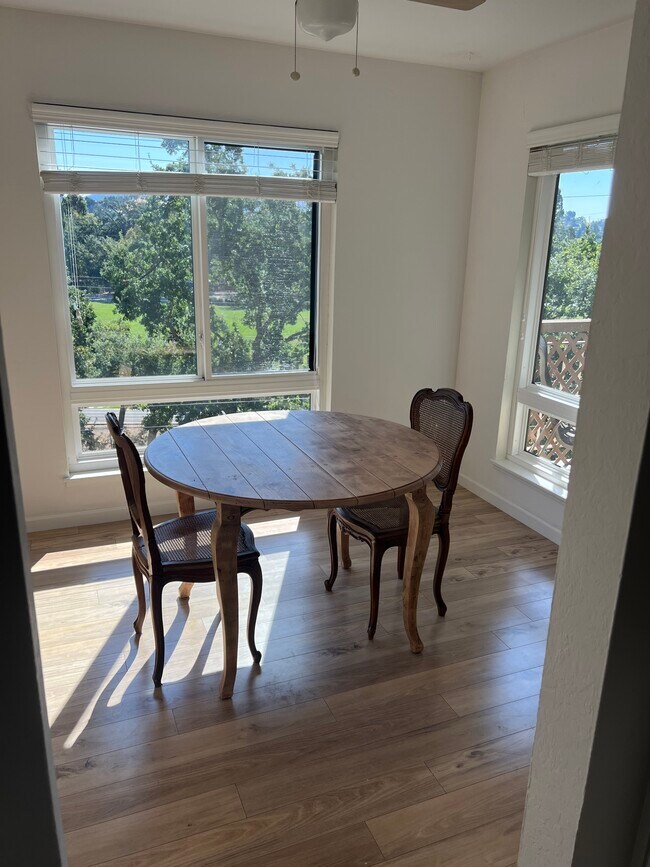 Comedor - 310 N Civic Dr