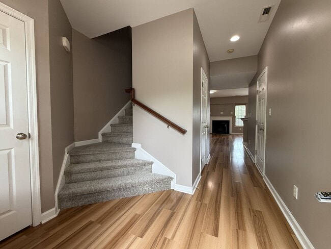 Foto del edificio - Stylish 3BR Home with Garage, Updated Interiors & Resort-Style Community Amenities Near Yorktown ...