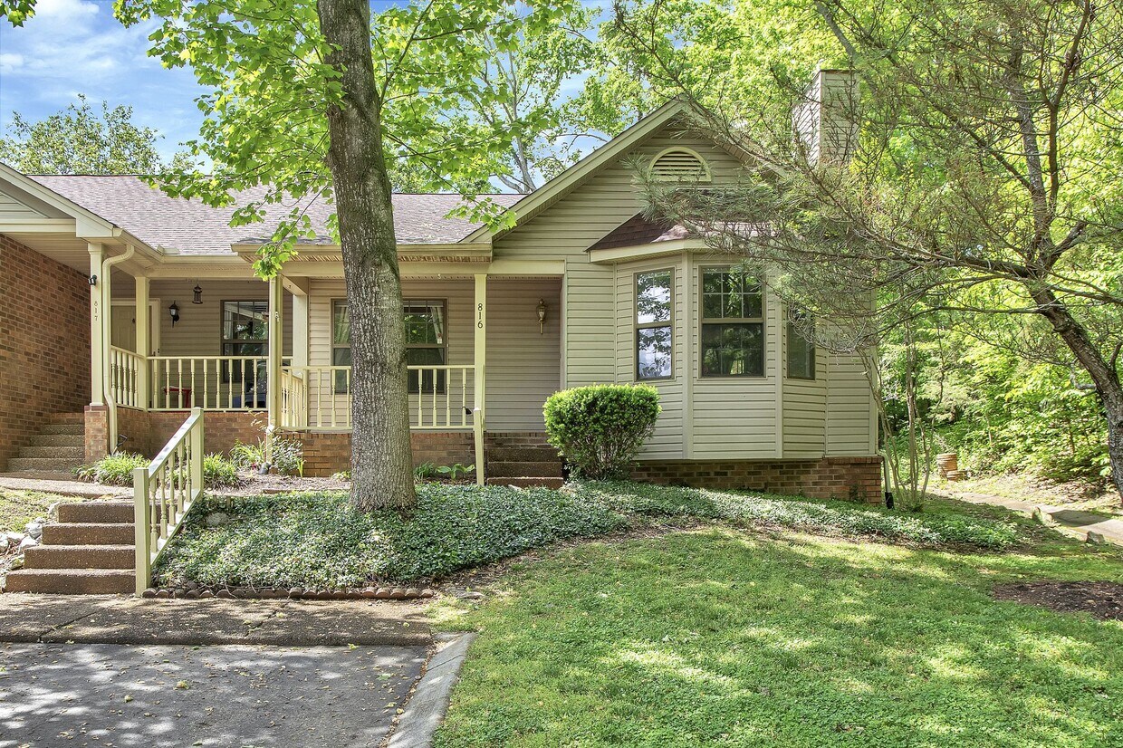 Foto principal - 816 Beazer Ln