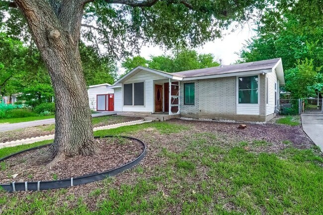 Building Photo - 1418 Broadmoor Dr