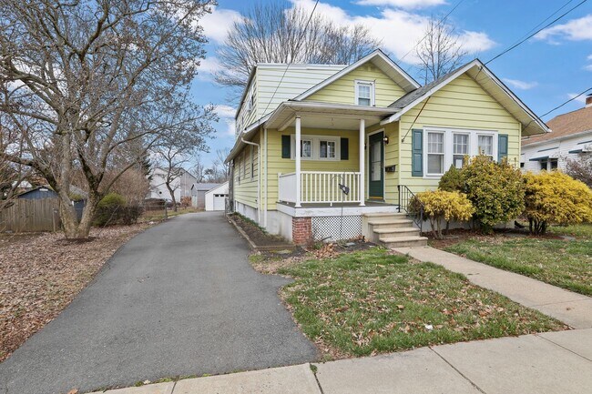 Foto del edificio - 6-Bedroom Rental Near TCNJ | Spacious Layout, Parking, Yard & Deck