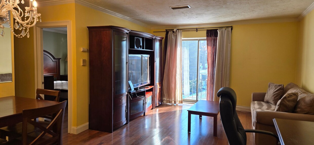 Foto principal - "FURNISHED" 1bd! Walk-in closet, private b...