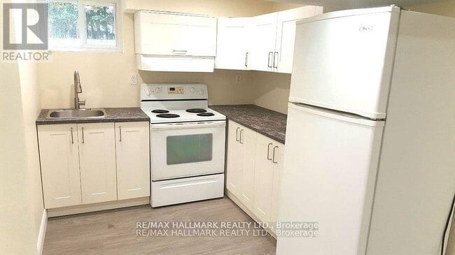 Photo du bâtiment - 9884 Bayview Ave