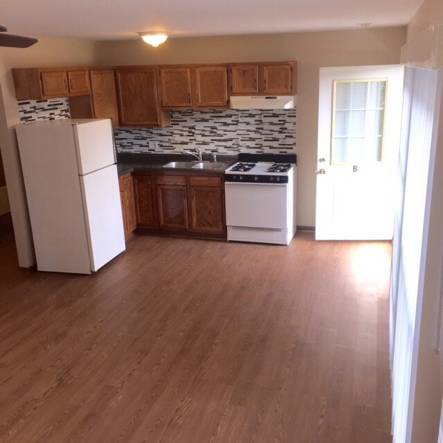 Kitchen - 1526 N Cedar Lake Rd
