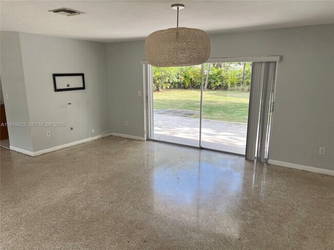 Foto del edificio - 16425 SW 75th Ave