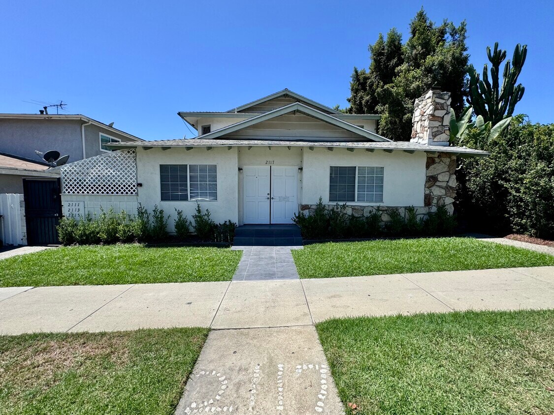 Front View of Building (this listing is NOT for the House) - 2111 Locust Ave
