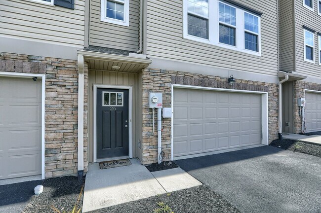 Foto del edificio - Newer build 2,000 sq ft 3/BR 2.5 bath luxury townhome FULLY FURNISHED