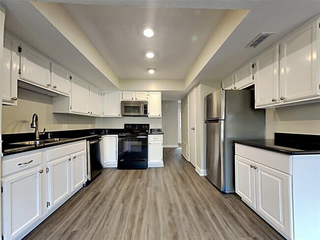Building Photo - 3215 Sycamore Springs Dr