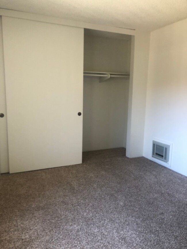 Foto del edificio - Spacious 2 bedroom 1 bath condo in East Mi...