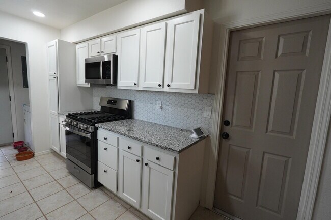 Foto del edificio - 6501 Dungan St NE