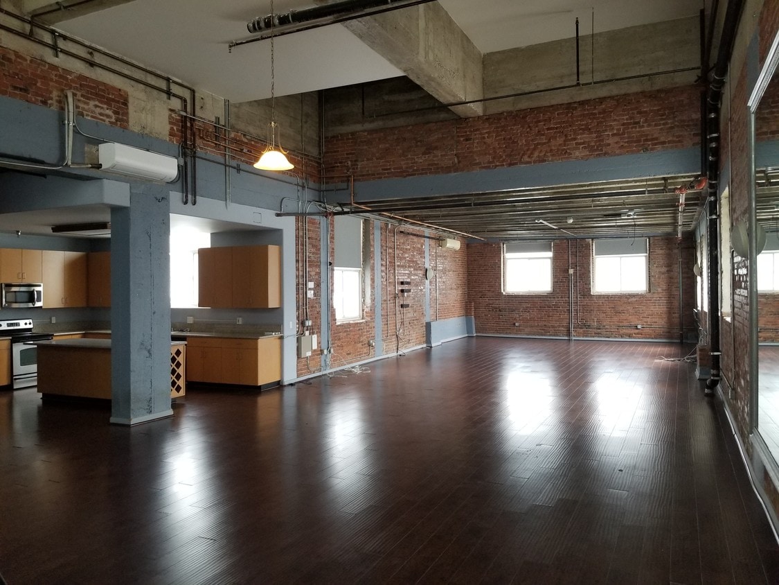 Living Room/Common Area - 500 W 7th St