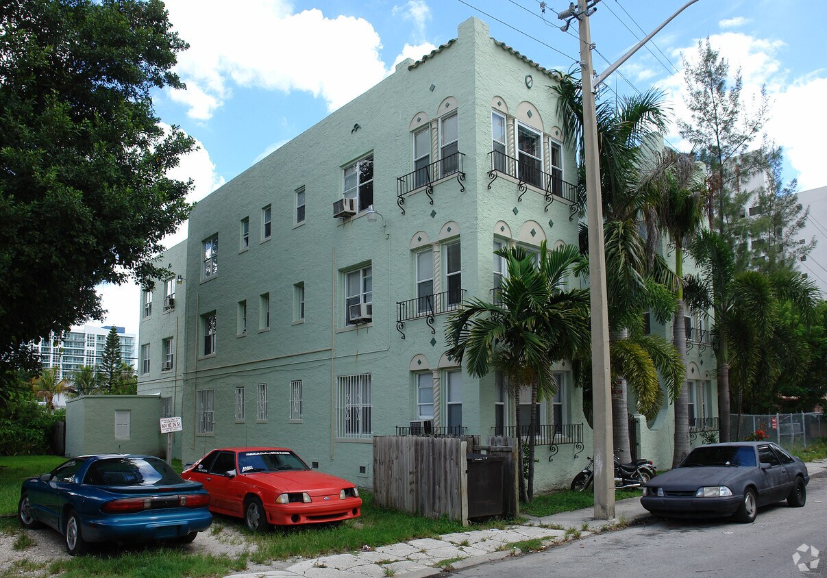 Building Photo - 601 NE 26th St
