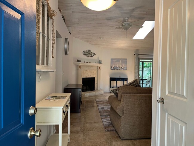 Building Photo - 3/2 Centrally located! Walk to the Beach!
