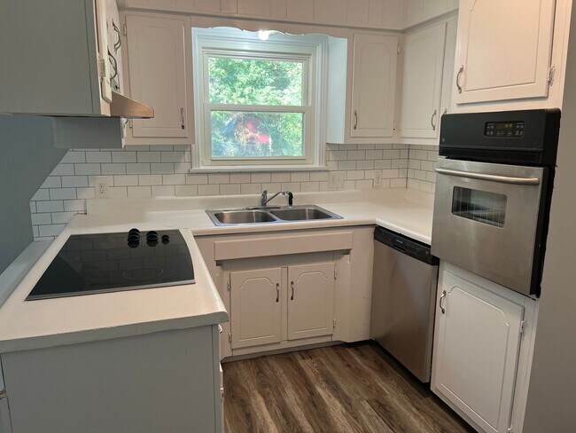 Building Photo - Flexible 4-Bedroom Home with Fenced Backyard