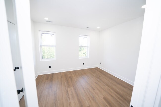 Foto del edificio - 4927 Catharine St
