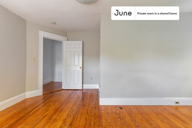 Foto del edificio - Room in Shared 9 bed/2 bath home