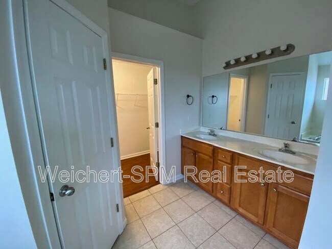 Foto del edificio - 325 Mossy Springs Dr