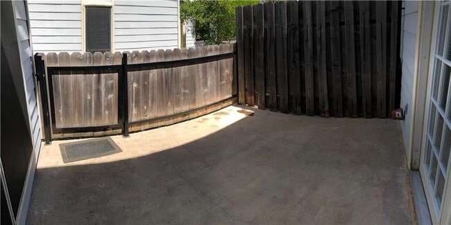 Building Photo - Large townhome - Available July