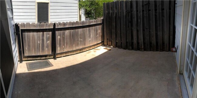 Foto del edificio - Large townhome - Available July