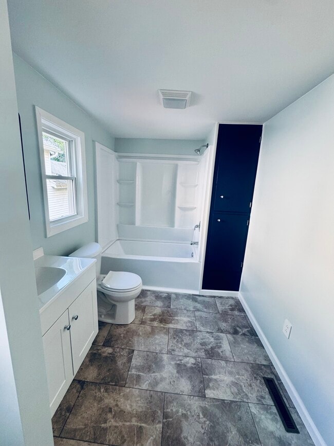 Building Photo - 514 E 9th St