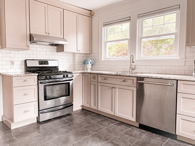 ¡Cocina recientemente renovada - 61 Lexington Pky