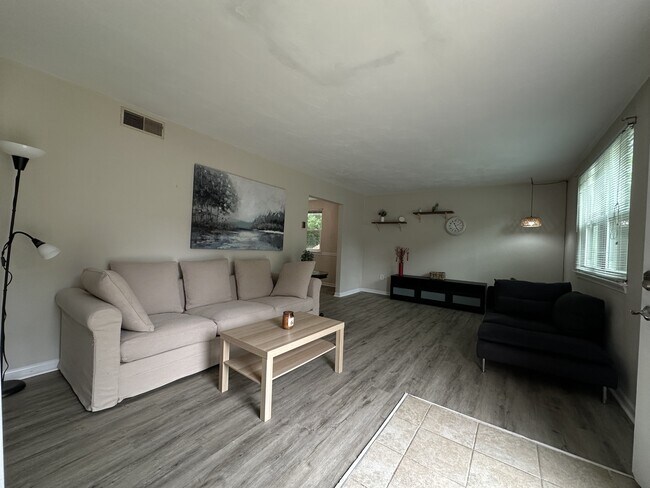 Foto del edificio - 460 Woodlake Rd