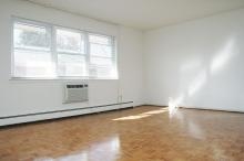Spacious Living room and walk in closet - 54 High St