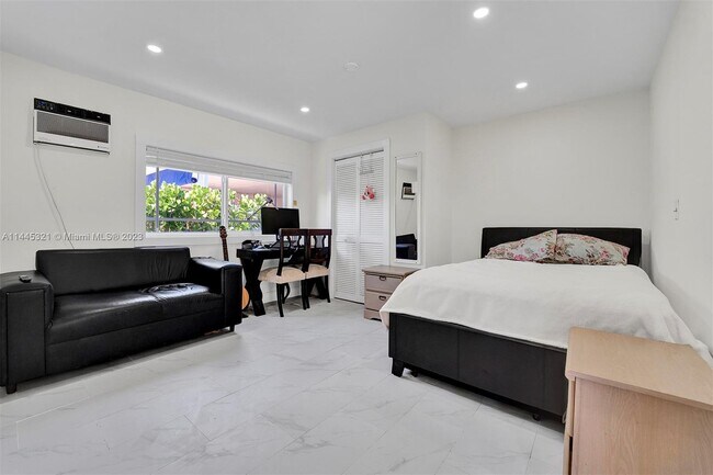 Foto del edificio - 1169 SW 23rd Ave