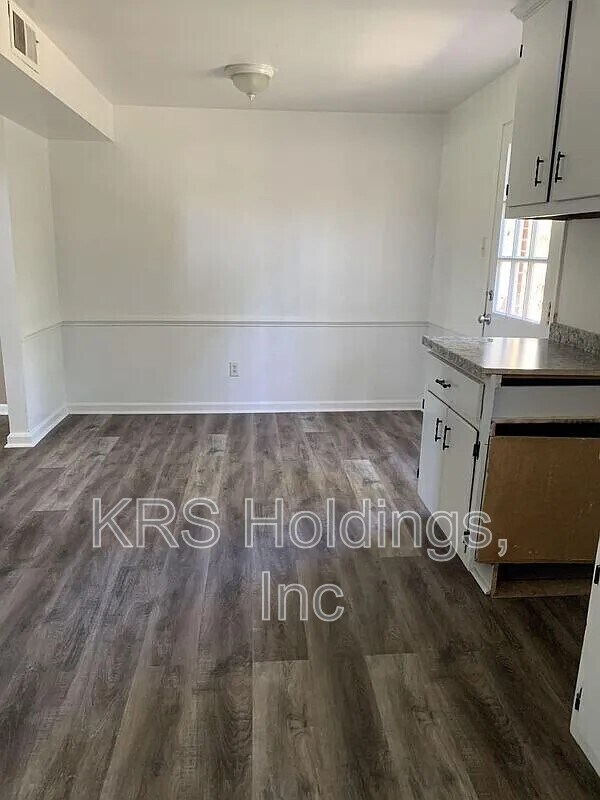Building Photo - 2604 Wayside Dr