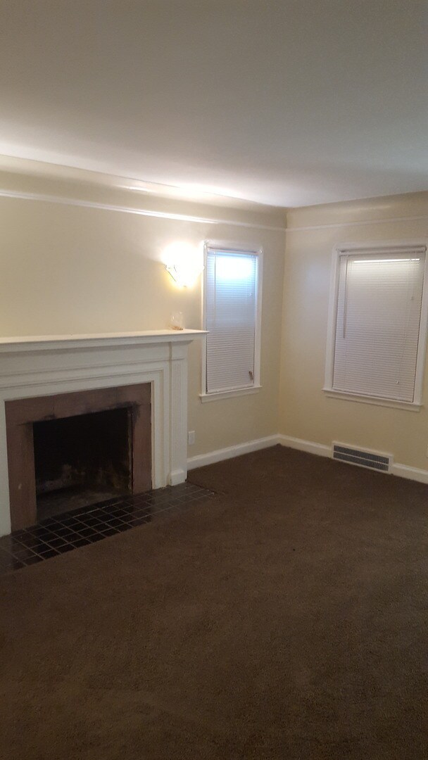 Building Photo - **Beautiful Brick Ranch..Move in Ready!**