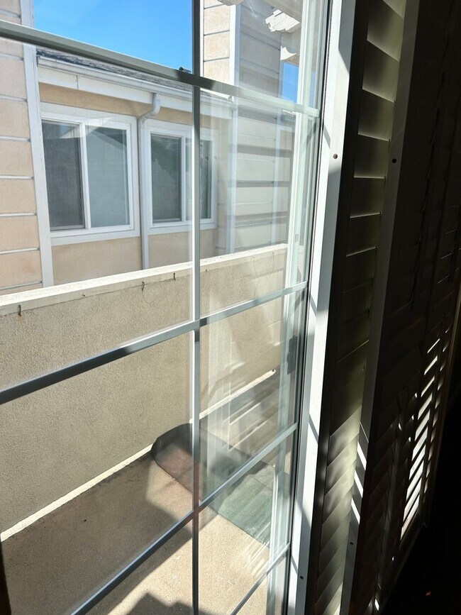 Foto del edificio - 2b2b- Private freshly painted Torrance condominium ready for immediate occupancy.