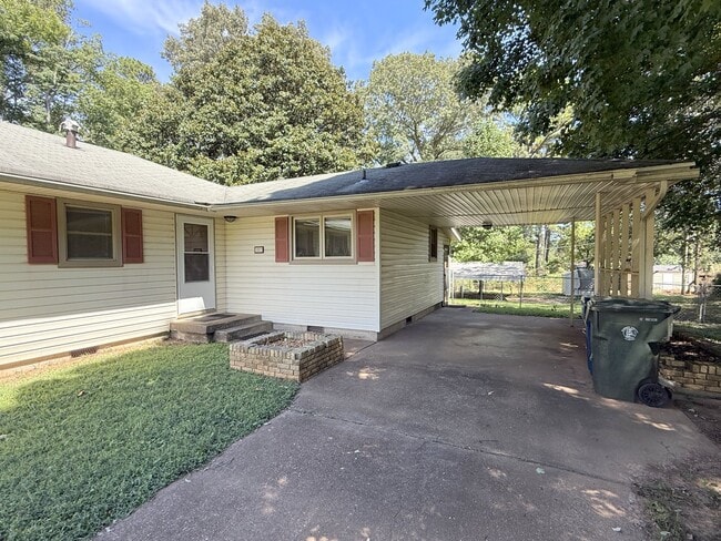 Building Photo - 1012 Strong St