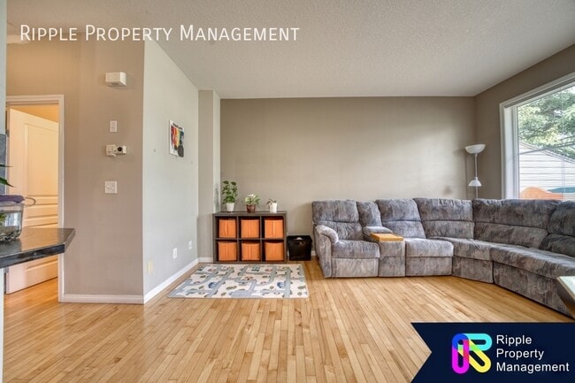 Building Photo - STUNNING 3 BEDS/ 2.5 BATHS TOWNHOUSE WITH ...