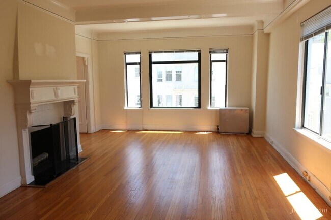 Building Photo - 900 Chestnut St