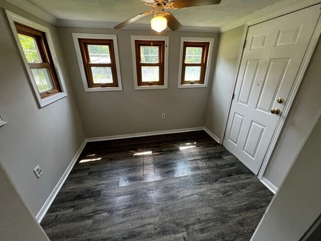 Building Photo - Spacious 4 Bedroom 3 Bathroom Home Located...