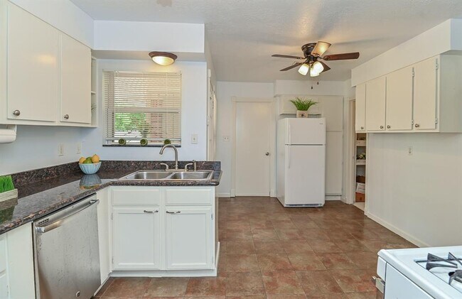 Building Photo - 10326 Bassoon Dr